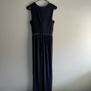 Long navy blue dress with a nice coverage and a very appealing look.